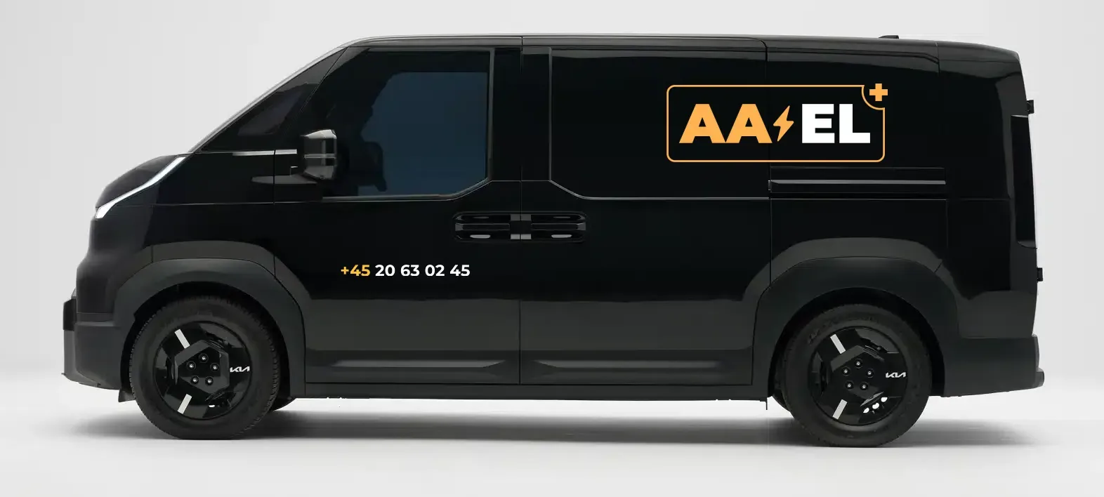 AAEL's sorte firmabil med logo og telefonnummer